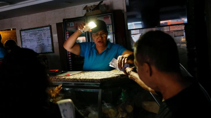 El apagón que dejó a gran parte de Venezuela sin luz e internet y que el gobierno tachó de 'sabotaje'