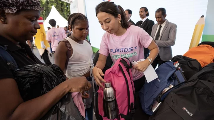 Miles de dominicanos intercambian 7.2 millones de botellas plásticas por útiles escolares