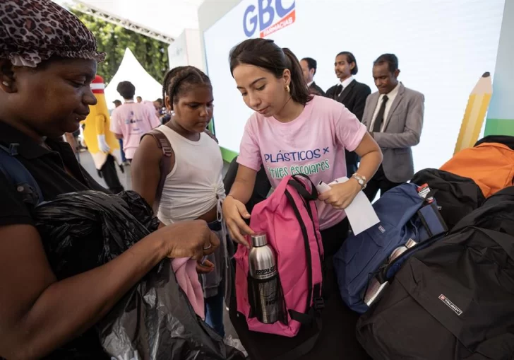 Miles de dominicanos intercambian 7.2 millones de botellas plásticas por útiles escolares