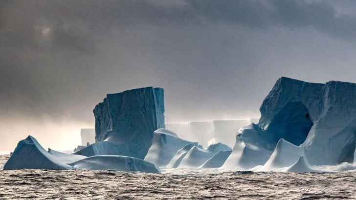 El iceberg más grande del mundo está atrapado girando en una prisión oceánica