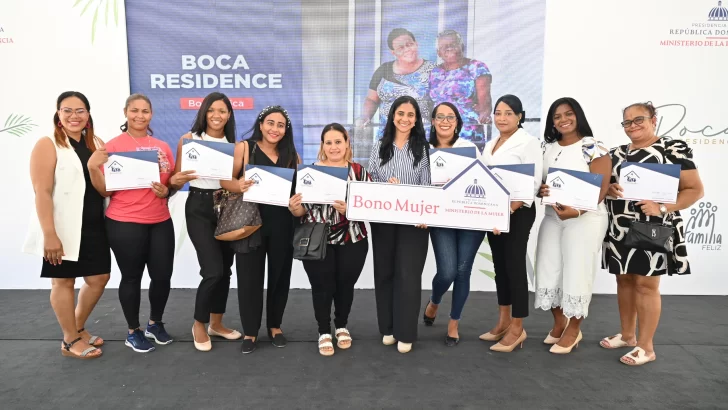 Ministerio de la Mujer entrega 26 Bono Mujer en Boca Chica