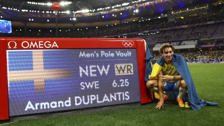 París 2024: Armand Duplantis fija nuevo récord mundial en salto con pértiga