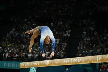 También Biles se cae. Quedó fuera del podio en barra