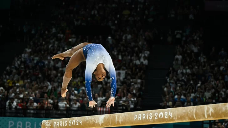 También Biles se cae. Quedó fuera del podio en barra