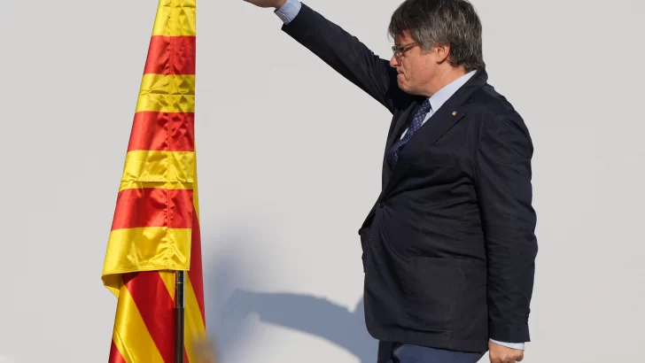 El independentista Carles Puigdemont reaparece brevemente en España, pero se esfuma para no ir a prisión