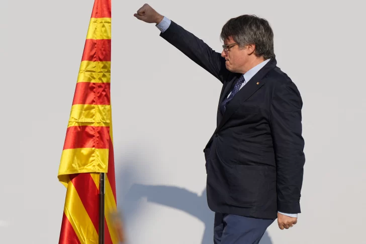 El independentista Carles Puigdemont reaparece brevemente en España, pero se esfuma para no ir a prisión