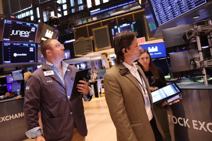 Wall Street cierra en rojo sin conocer resultados de Nvidia