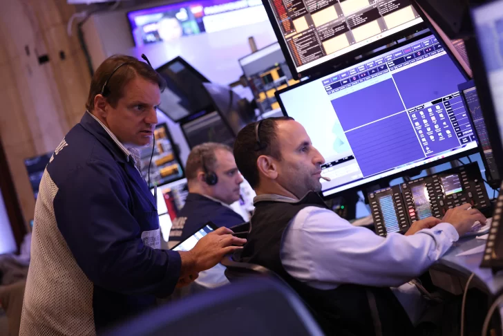 Wall Street termina dispar antes de datos de inflación