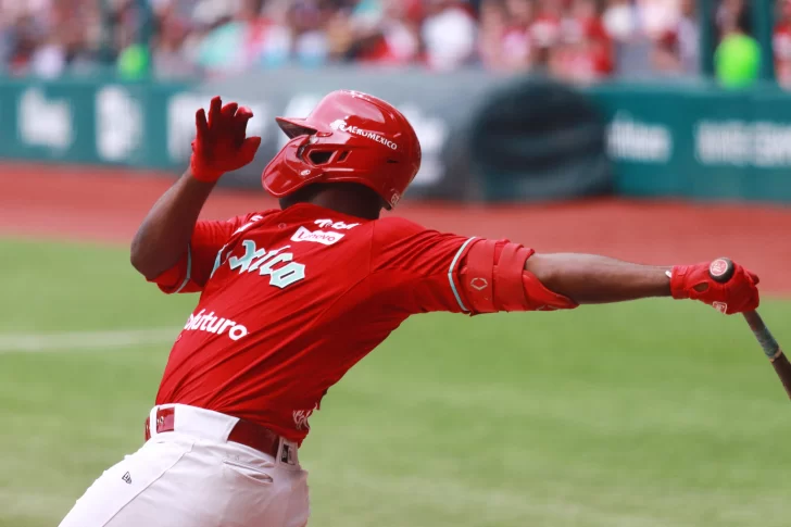 Pirela pega tres jonrones en triunfo de los Diablos, que siguen vivos
