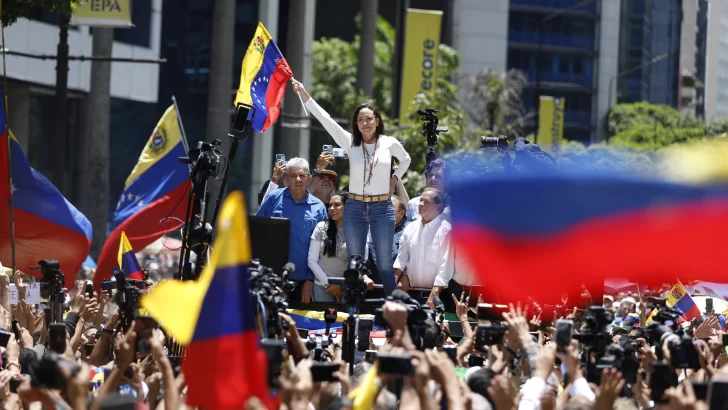 La oposición protesta y Maduro celebra a un mes de polémicos comicios