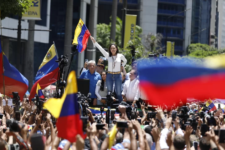 La oposición protesta y Maduro celebra a un mes de polémicos comicios