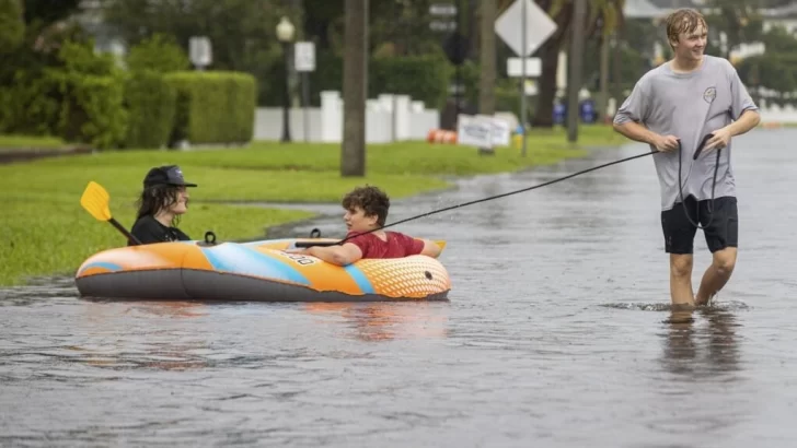 El huracán Debby toca tierra en Florida, donde se esperan lluvias históricas