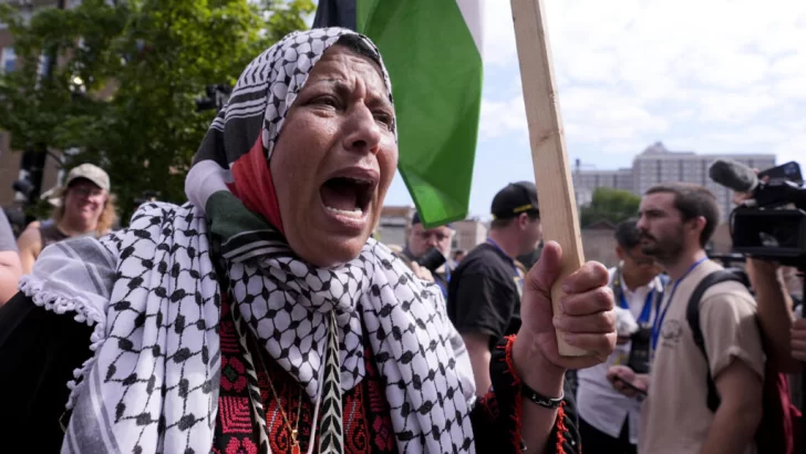 Los demócratas inauguran su convención ante la mirada desafiante de manifestantes propalestinos