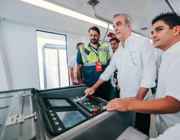 Presidente Luis Abinader conduce el Monorriel de Santiago en su primera prueba dinámica con pasajeros