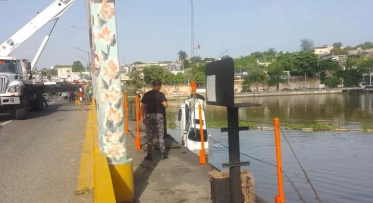 Yipeta cae al río Ozama desde el puente flotante