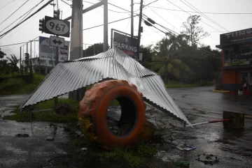 Cientos de personas refugiadas y carreteras bloqueadas en Puerto Rico por huracán Ernesto