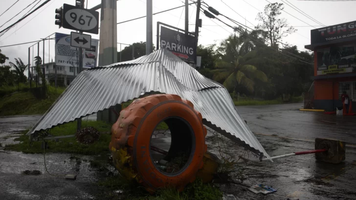 Cientos de personas refugiadas y carreteras bloqueadas en Puerto Rico por huracán Ernesto