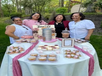 Cruz-en-la-celebracion-de-su-cumpleanos-acompanada-de-su-madre-y-hermanas-con-biscocho-de-una-guira