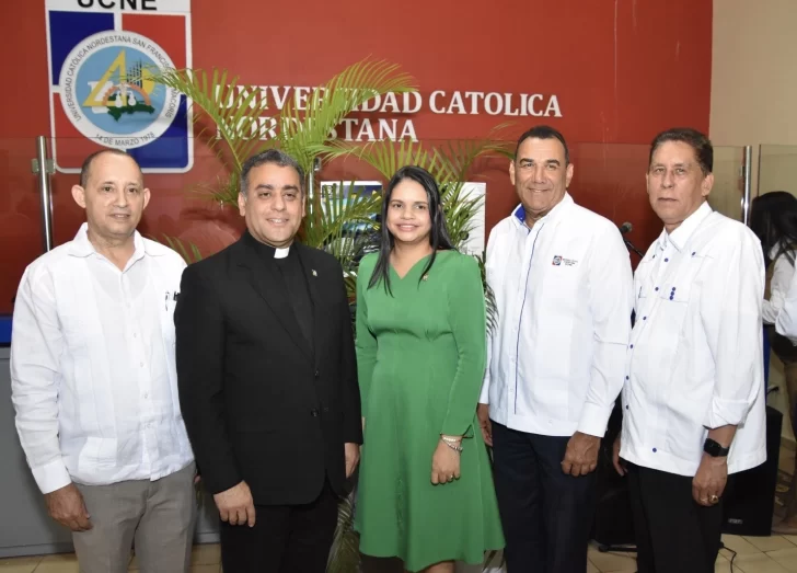 El-rector-vicerrrectores-y-la-encargada-de-la-Unidad-de-Egresados-1-728x523