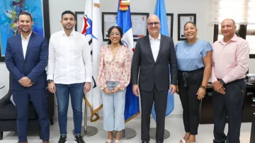 Estudiante aeroespacial Chantal Valenzuela recibe apoyo del IDAC y Ministerio de la Juventud