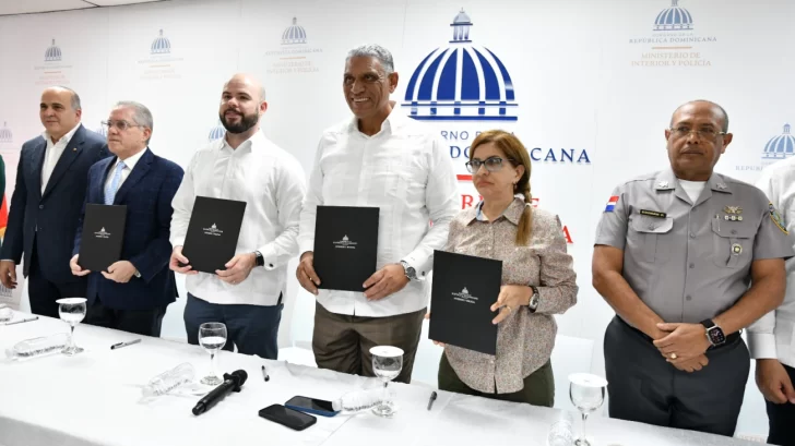 Firman acuerdo de descuentos en farmacias para policías y bomberos