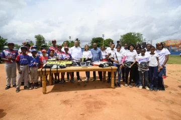 Foto-3-entrega-utileria-softball-Luis-Perez-728x484