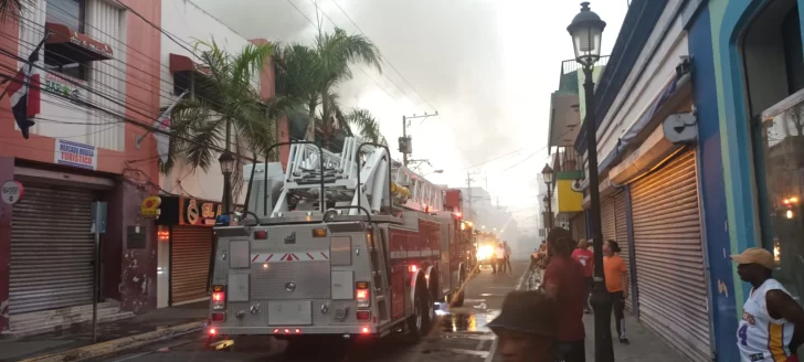 Fuego destruye de manera parcial plaza comercial mercado Modelo Santiago