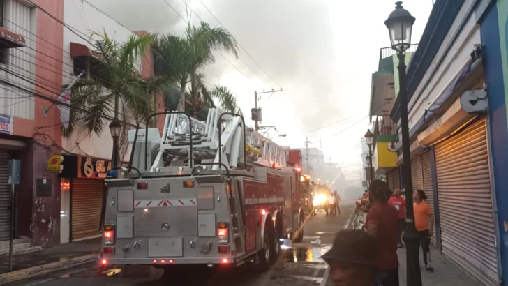 Fuego destruye de manera parcial plaza comercial mercado Modelo Santiago