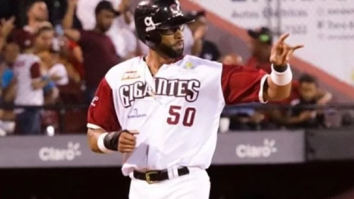 Cubano Henry Urrutia regresa a Los Gigantes del Cibao