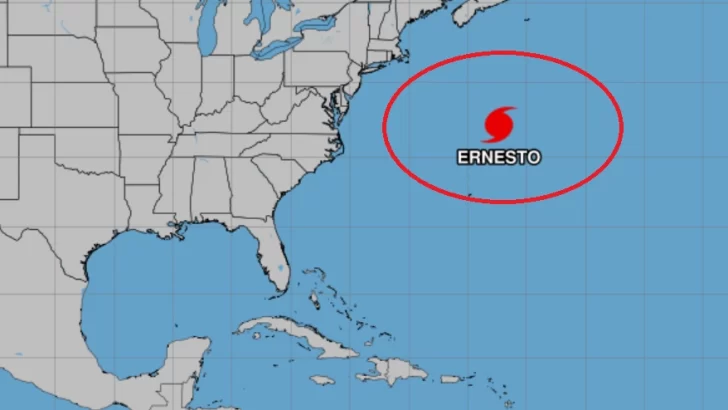 Ernesto vuelve a ser huracán y alerta a la costa este de EEUU