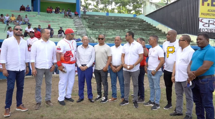 Idopril lanza primera bola en torneo de béisbol en La Vega