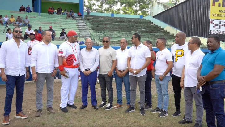 Idopril lanza primera bola en torneo de béisbol en La Vega