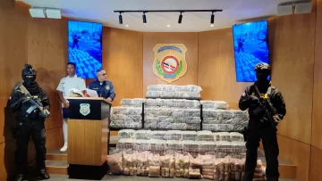 Decomisan cargamento de 556 paquetes cocaína y 69 pacas de marihuana