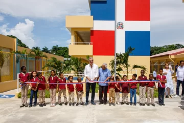 Abinader inaugura Escuela Básica y Multiuso en La Vega