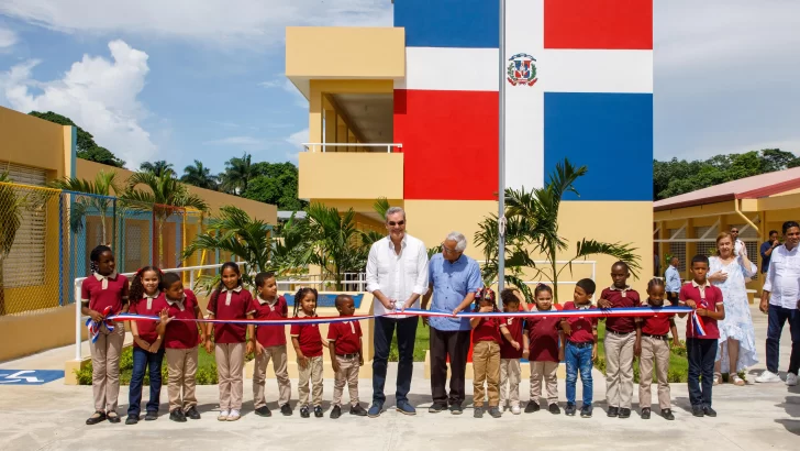 Abinader inaugura Escuela Básica y Multiuso en La Vega