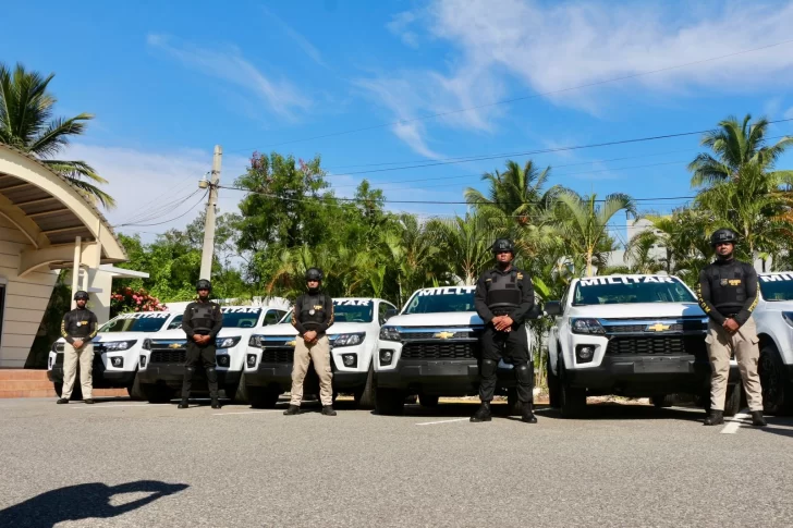 Ministerio de Industria y Comercio dona 13 camionetas al Cuerpo de Control de Combustibles