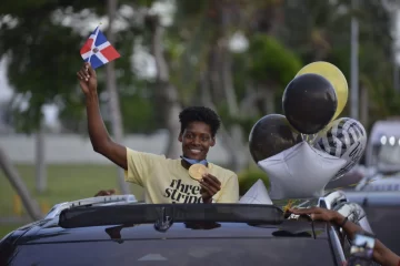 Marileidy Paulino, Yúnior Alcántara y Cristian Pinales son recibidos por cientos de dominicanos en el aeropuerto