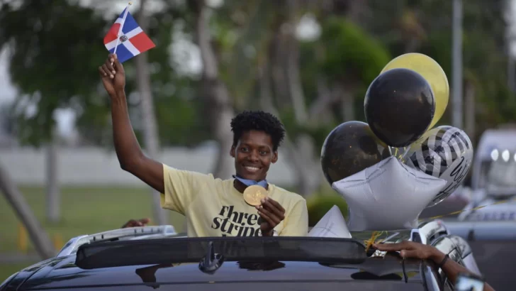 Marileidy Paulino, Yúnior Alcántara y Cristian Pinales son recibidos por cientos de dominicanos en el aeropuerto