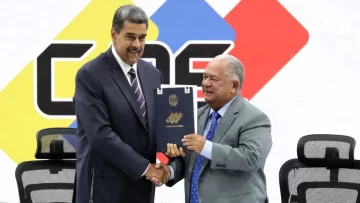 Nicolas-Maduro-y-el-presidente-de-Consejo-Nacional-Electoral-Elvis-Amoroso-sostienen-el-acta-de-juramentacion-del-presidente-electo-en-Caracas.-Ronald-Pena-R.-EFE-728x410