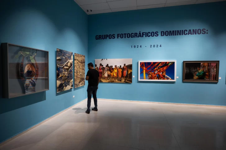 Personas-observan-una-exposicion-en-la-undecima-edicion-del-Festival-Internacional-Photoimagen-2024-3-728x485