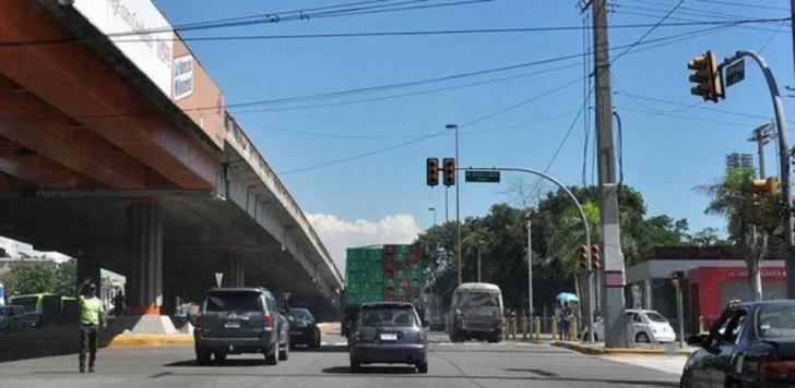 Senador Omar Fernández se hace eco del enojo ciudadano por apagón de semáforos