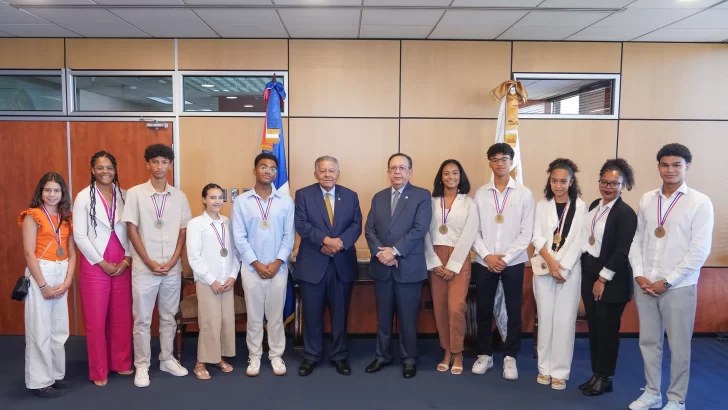 Gobernador Valdez Albizu recibió la visita del embajador Juan Bolívar Díaz y estudiantes meritorios de España