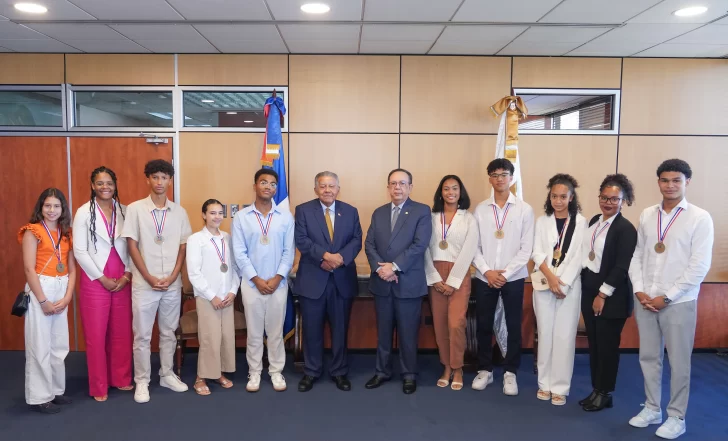 Gobernador Valdez Albizu recibió la visita del embajador Juan Bolívar Díaz y estudiantes meritorios de España