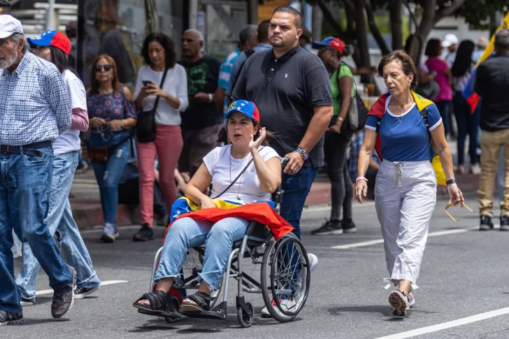 Venezolanos-apoyan-a-Edmundo-Gonzalez-en-una-protesta-ante-su-embajada-en-Santo-Domingo-8-728x485