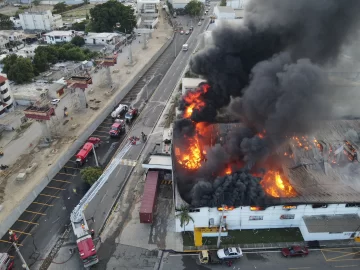 Incendio afecta nave industrial de zona franca de Santiago