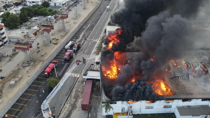 Incendio afecta nave industrial de zona franca de Santiago