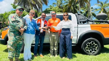 Defensa Civil entrega camionetas a provinciales de Puerto Plata y La Vega