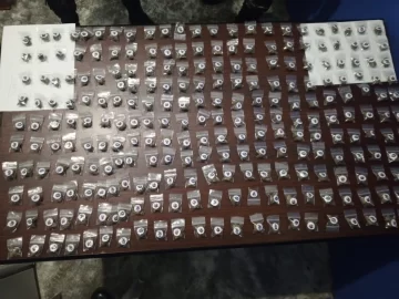 Policía detiene a dos personas por porte ilegal de arma de fuego y posesión de drogas