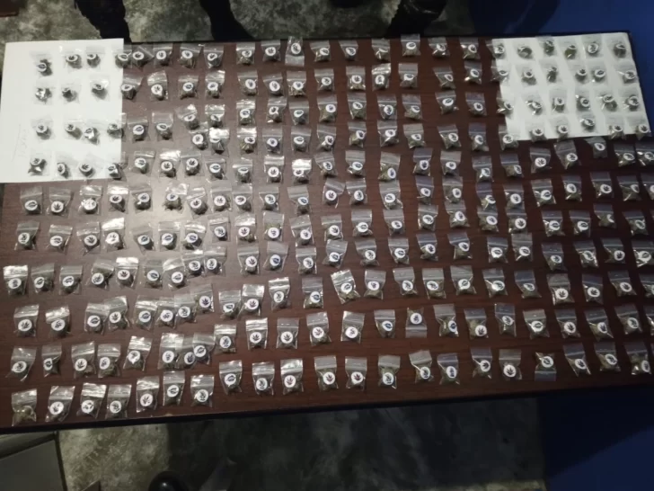 Policía detiene a dos personas por porte ilegal de arma de fuego y posesión de drogas