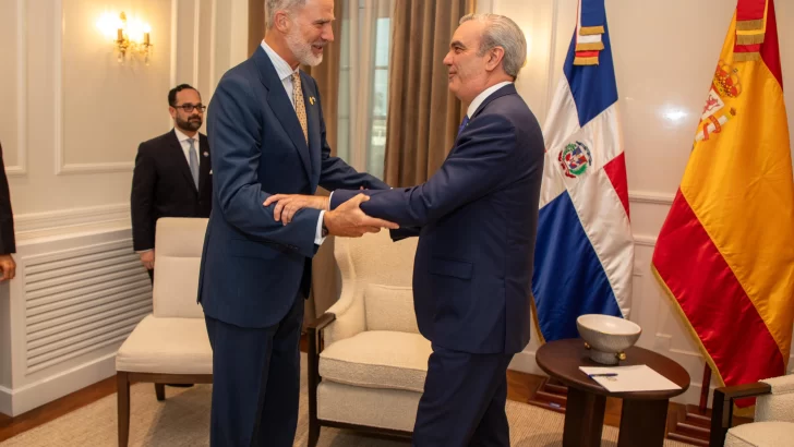 Abinader y rey de España estuvieron reunidos una hora en el Palacio Nacional